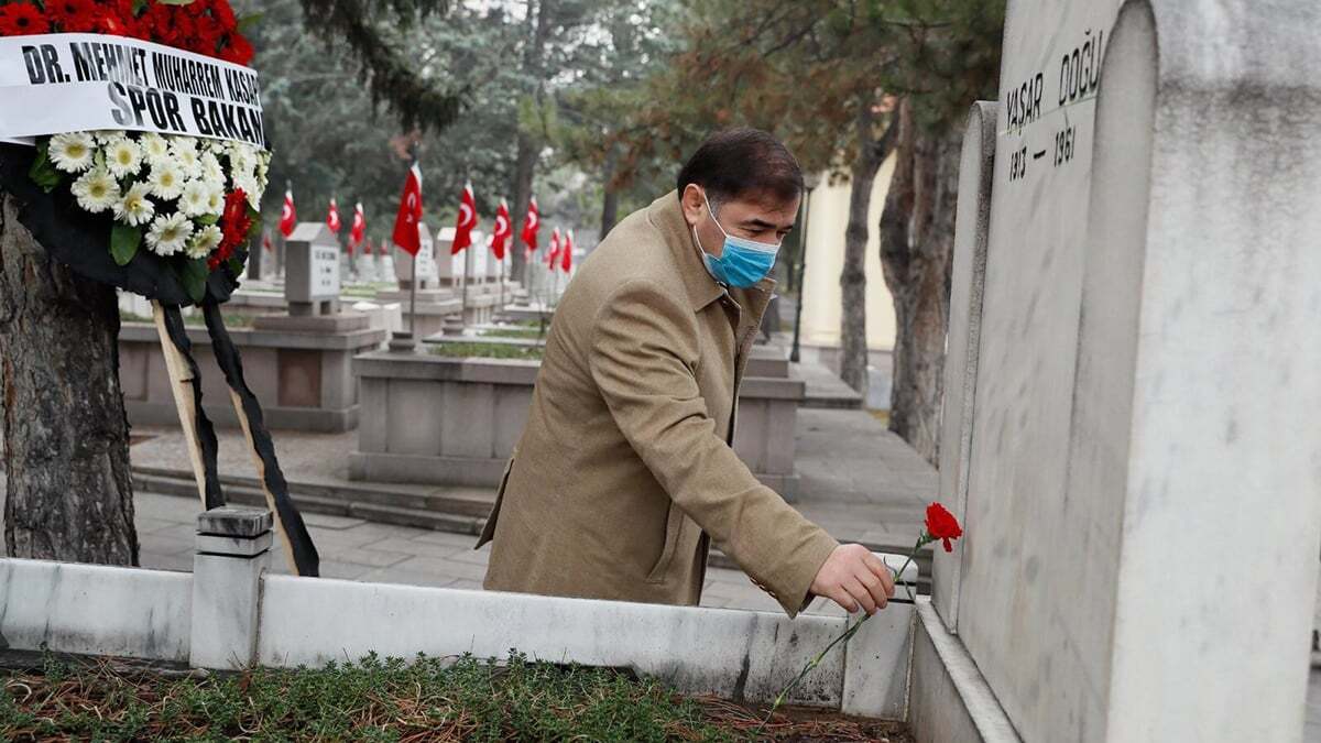 Olimpiyat, dünya ve Avrupa şampiyonu milli güreşçi ölümünün 60'ıncı yılında Yaşar Doğu kabri başında anıldı.