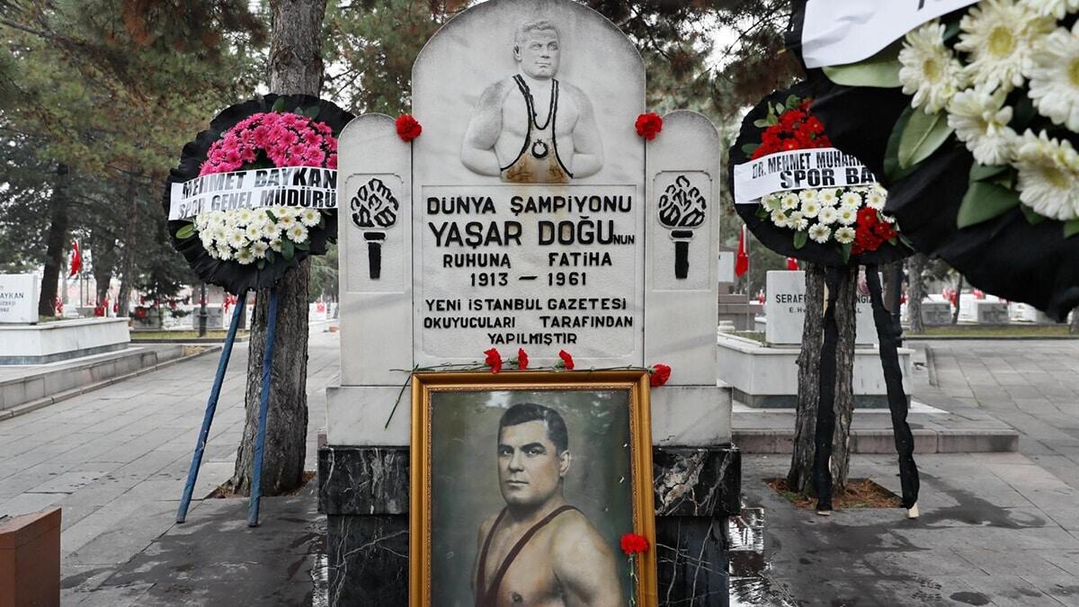 Yaşar Doğu kabri başında anıldı