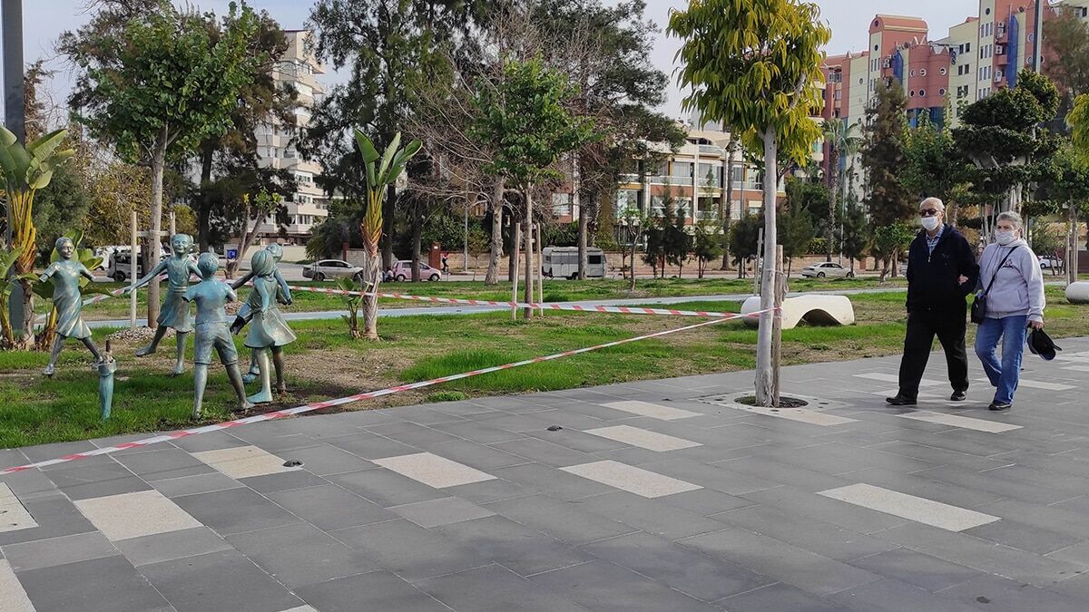 El ele tutuşan 7 çocuk heykeline zarar verildi