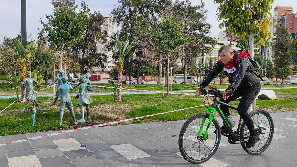 Antalya'da parka yerleştirilen ve el ele tutuşan 7 çocuk heykeline, kimliği belirsiz kişi ya da kişilerce zarar verildi.
