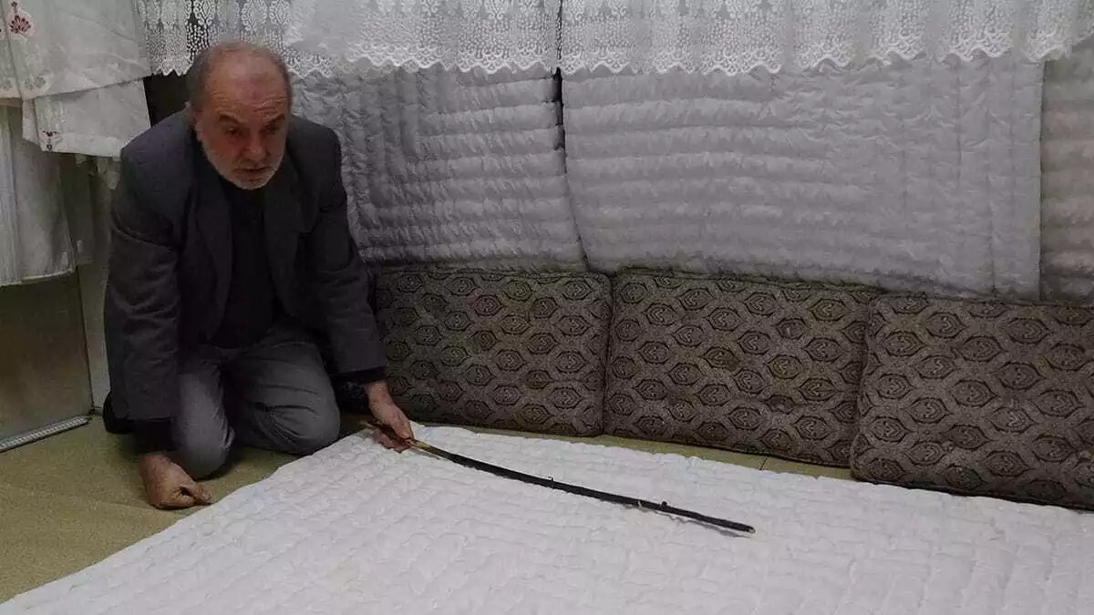 Erzurum'da yaşayan naci malkoç (58), çocuk yaşlarda babasından öğrendiği yorgancılığı tek başına sürdürüyor.