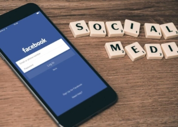Facebook'tan dijital darbe