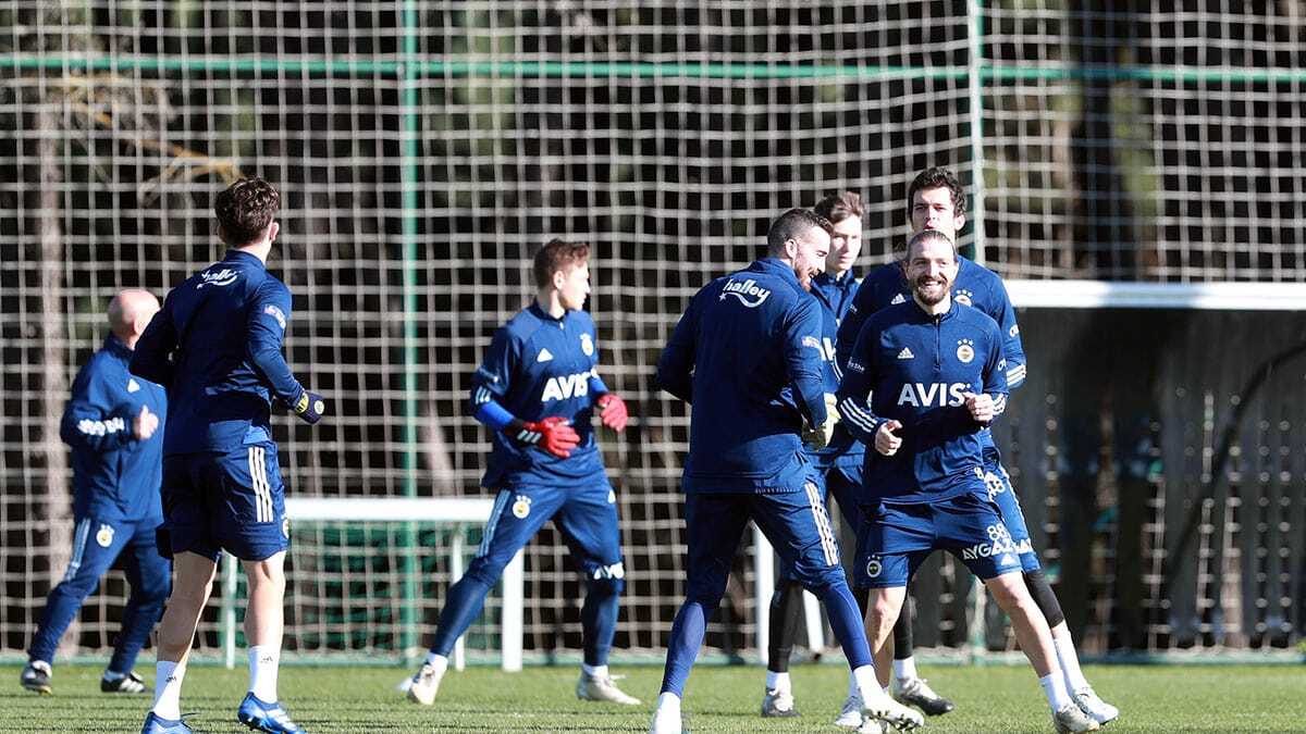 Caner Erkin antrenmanın tamamında takımla çalıştı