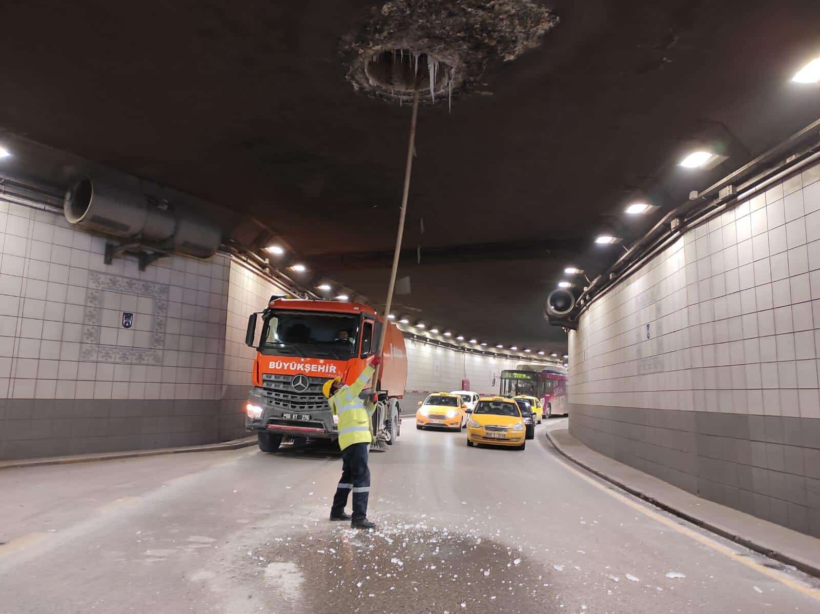 Buz sarkıtlarını temizleme çalışmaları sürüyor