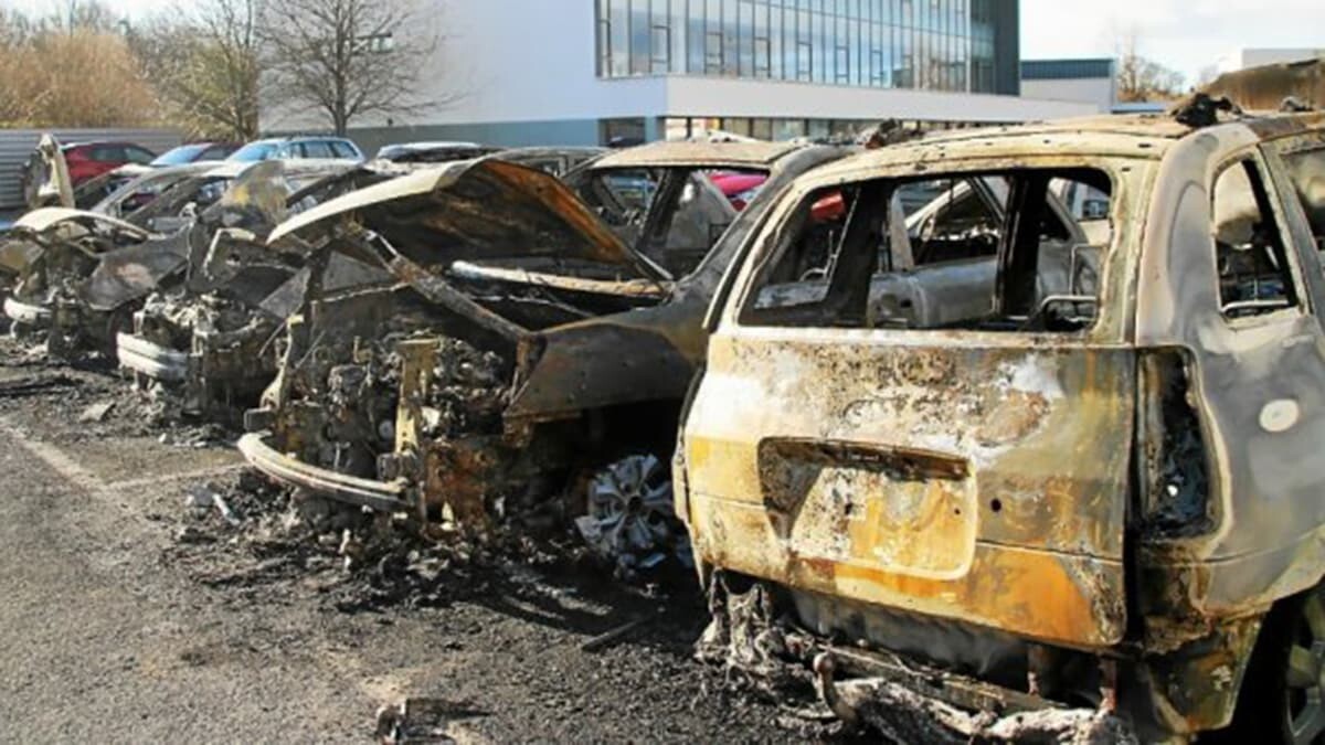 Lüks araç bayisinde yangın: 40 araç kül oldu