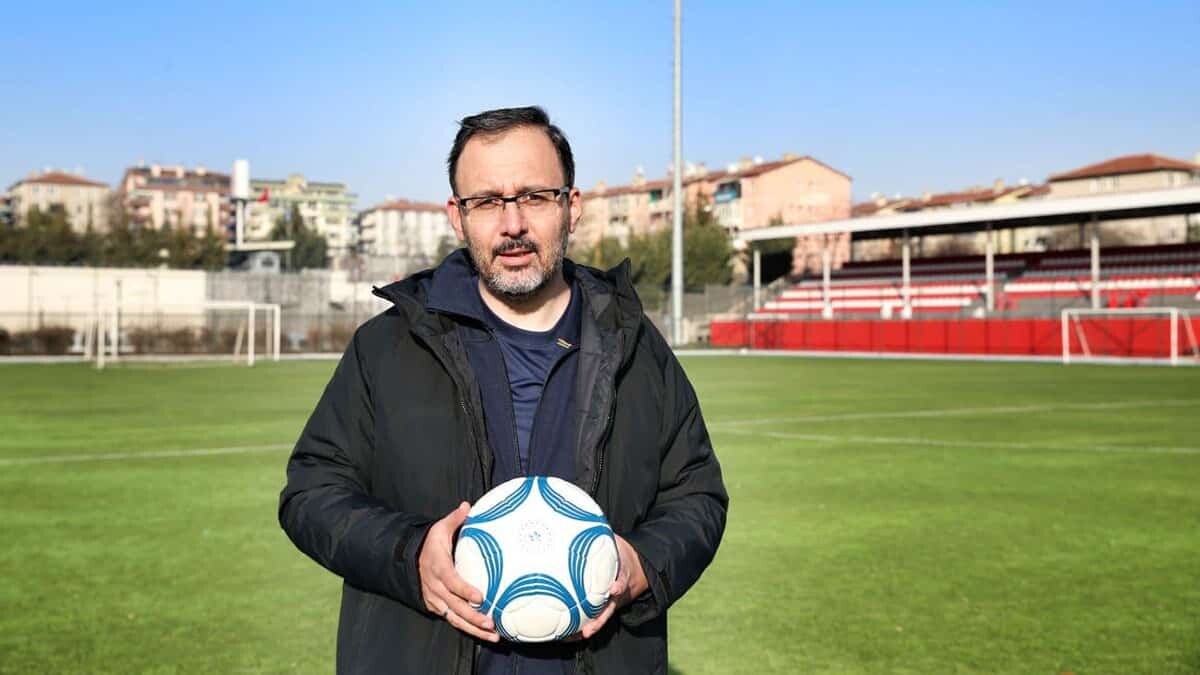 İş gücüne katılımını teşvik etmek ve spor ürünlerinde yerlileşme amacıyla başlatılan projeyle birlikte kadınlar el dikimi futbol topu üretmeye başladı.