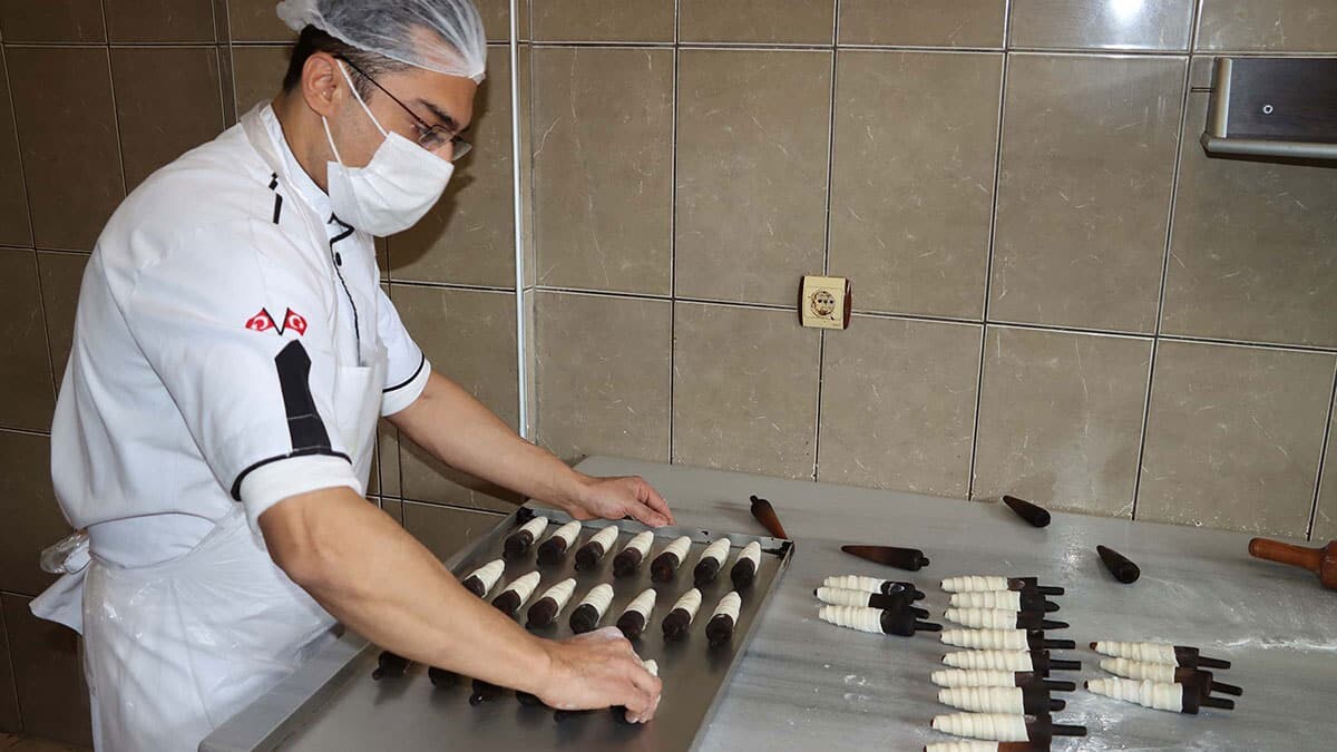 Kentin eşsiz lezzetlerinden olan aynı zamanda son yılların tüketilen atıştırmalık tatlı türü kruvasana benzerliğiyle dikkat çekiyor.