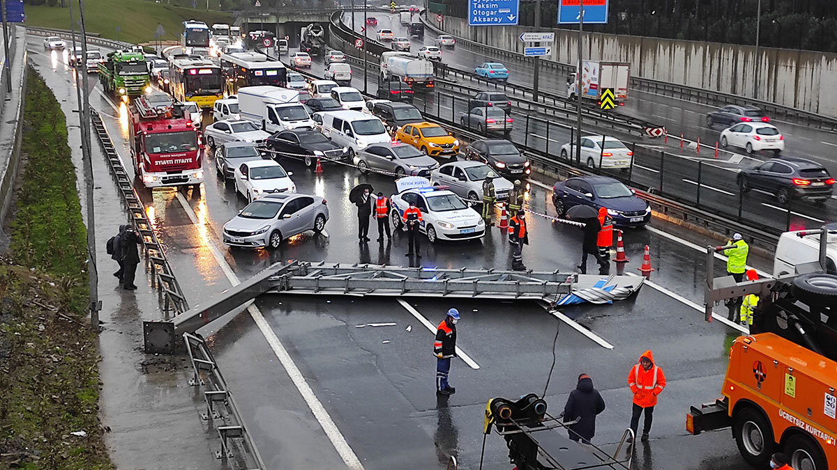 Hasdal'da yön tabelası yola devrildi; 3 araç kaza yaptı