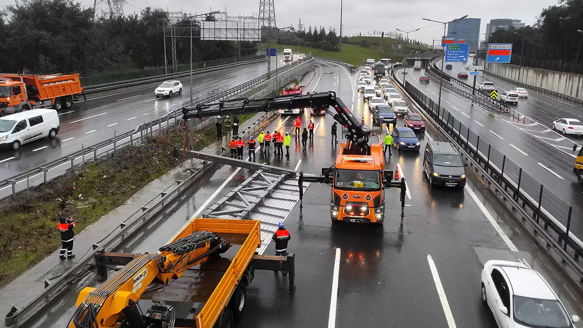 Hasdal'da yön tabelası yola devrildi