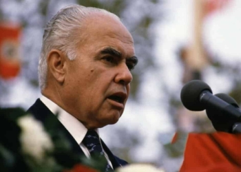 Genel başkan hızla kalktı, belindeki silahı çekti ve...
