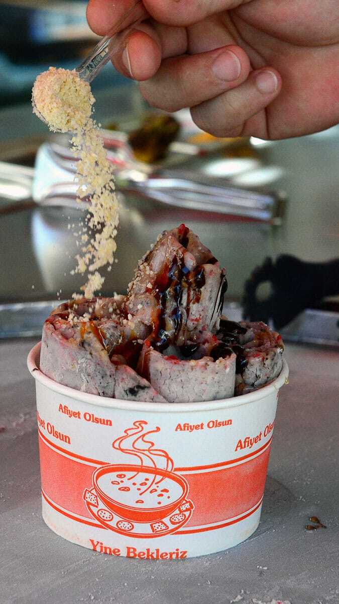 Prof. Dr. Işıl Var, koronavirüsün yeni gelişecek bir mutantla gıdadan bulaşabilecek duruma gelebileceğine yönelik uyarılarda bulundu.