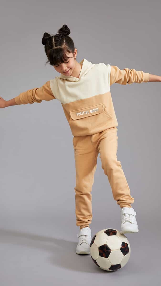 Hazır giyim markası DeFacto, kış için özel kız çocuklarına özel yeni koleksiyonu satışa sunduğunu açıkladı.