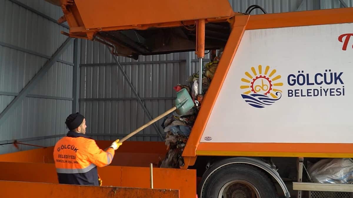 Çöp kamyonları, toplanan evsel atıkları İzmit Atık ve Artıkları Arıtma Yakma ve Değerlendirme A.Ş.’ye götürürken, çöpler ise atık aktarma istasyonunda toplanıyor.