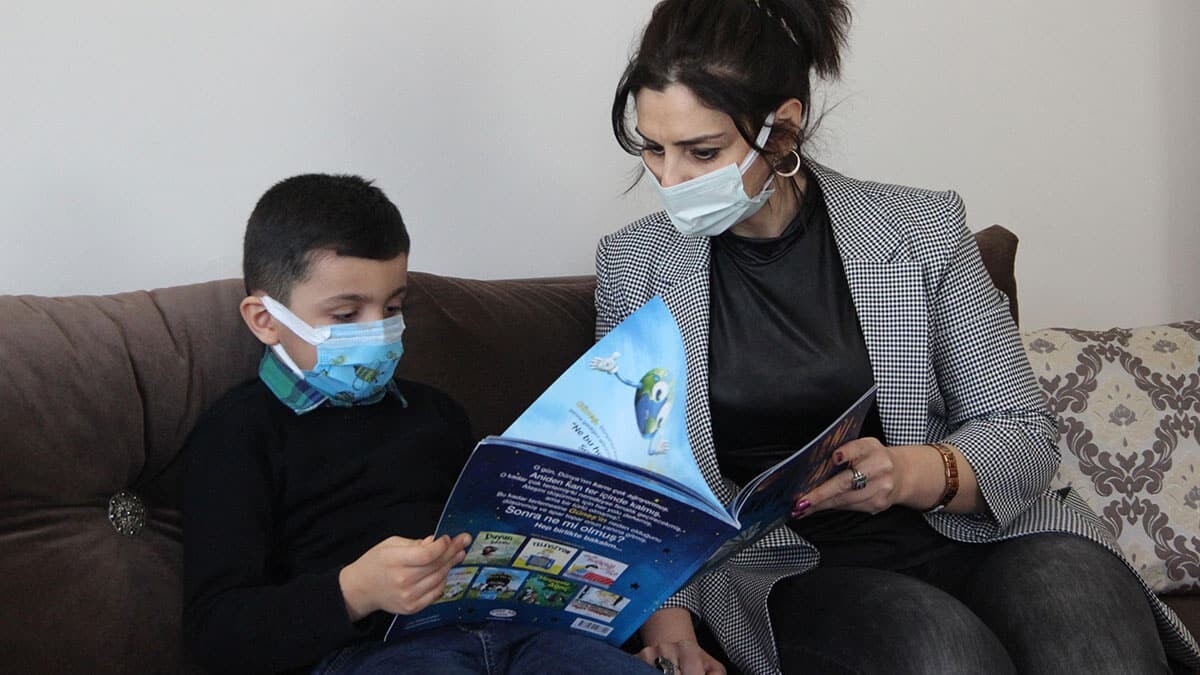 Gönüllü öğretmen, EBA'da ve evde ders veriyor