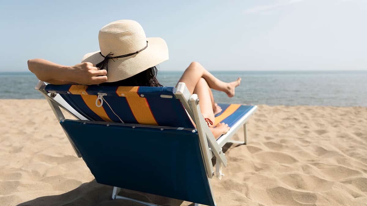 UVA,UVB ve C ışınları güneşin yaydığı ışınlardır. Ozon tabakasını C ışını geçmez B ışının yüzde 30 u geçer. UVB derimizde vitamin D sentezler. solaryumda güneşin 1.5 kattı UVB ışını bulunmaktadır dolayısıyla D vitamini üretimini artırır.