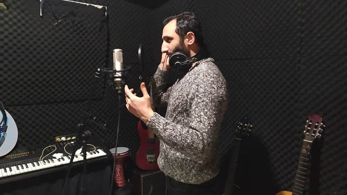 Şeşen'in Ne İstesem Oluyor parçasını coverlıyor