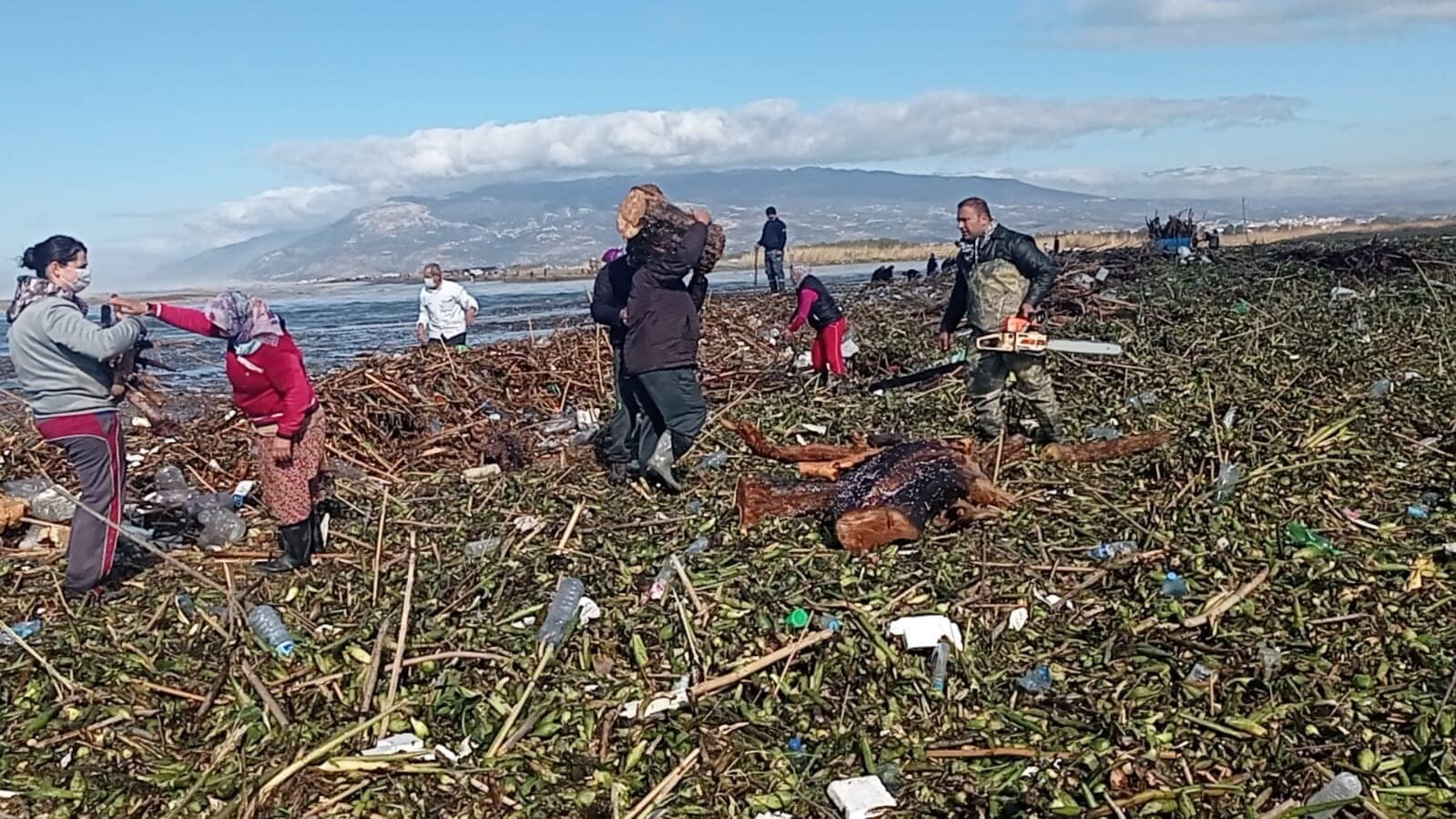 Hatay'da sağanak ve hortum hayatı olumsuz etkiledi