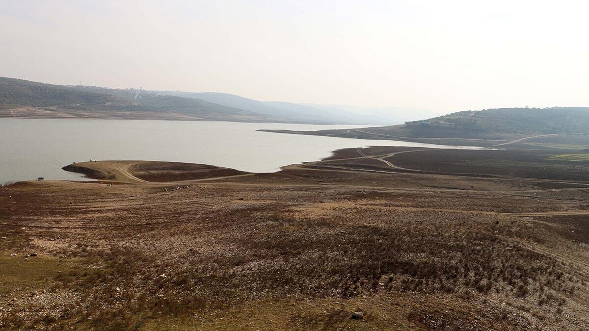 2020 yılını kuraklıkla kapattıklarını, yıl içinde yağan yağmurların yeterli olmadığını ve sıcaklıkların mevsim normallerinin üstünde seyrettiğini dile getiren Antakya Ziraat Odası Başkanı Mehmet Muzaffer Okay, gelinen son noktanın iç açıcı olmadığını belirtti.