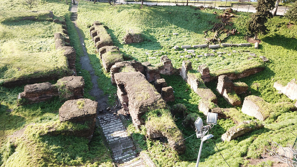 İstanbul Büyükşehir Belediye binasının hemen yanındaki Saraçhane Arkeoloji Parkı içinde bulunan Ayios Polieuktos Kilisesi kaderine terk edildi.