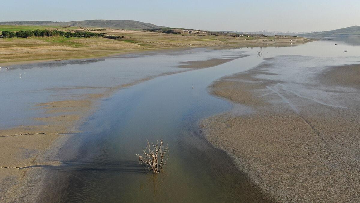 İSKİ verilerine göre dün yüzde 20.02 olan İstanbul barajlarının doluluk oranı bugün 19.91'e indi. Yani İstanbul’un içme suyu kaynaklarının yüzde 80’i boş durumda. Sazlıdere Barajının çekilen suları havadan da görüntülendi.