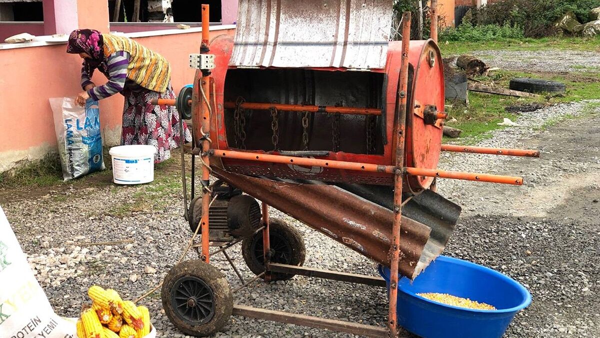 Sakarya'nın Kaynarca ilçesinde, çiftçi Kadir Aydın (26), 4- 5 bin lira arasında satılan mısır taneleme makinesini alamayınca hurda malzemeden kendi makinesini yaptı.