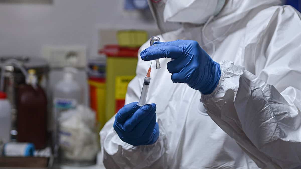 15 günlük bağışıklanma sürecinin ardından huzurevlerinde aşıdan sonra tedbirler gevşetilecek müjdesi.