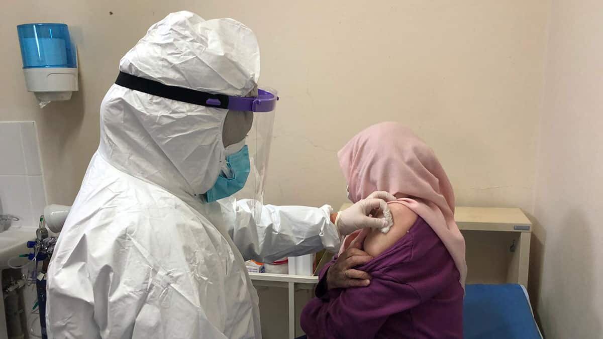 Huzurevlerinde koronavirüs aşısı yapılmaya başlandı