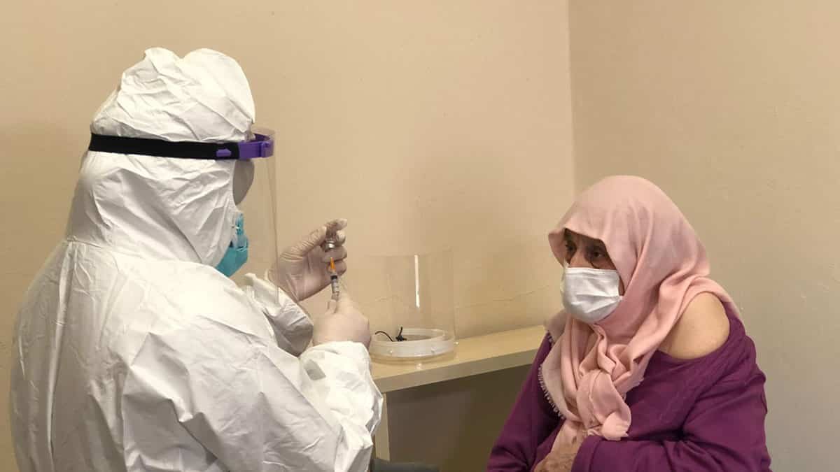 TÜRKİYE'de Kovid-19 ile mücadele kapsamında huzurevleri ve bakımevlerinde kalanlar ile buradaki personelin aşılanmasına başlandı.