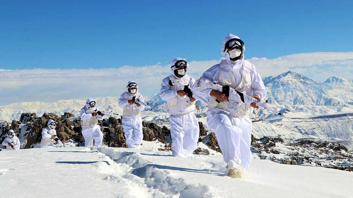Sınırdaki Avaşin-Basyan bölgesine en hakim üs bölgesinde görevli Hudut Kartalları teröristlere göz açtırmıyor.