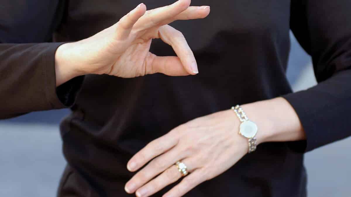 İşitme engelliler için işaret dili ile iletişim sağlama