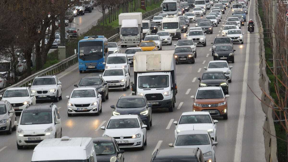 Koronavirüs tedbirleri kapsamında kısıtlamalar saat 21.00'da başlayacak.