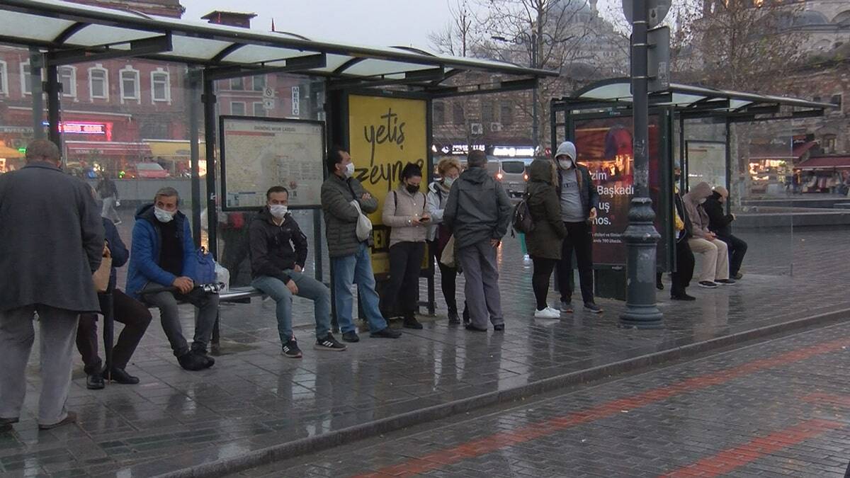 İstanbul Büyükşehir Belediyesi'nin trafik yoğunluk haritasına göre kentte saat 18.25'te yoğunluk yüzde 80'e ulaştı.