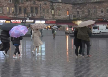 İstanbul'da yağmur trafiği felç etti