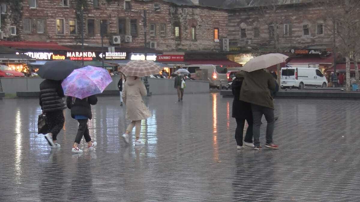 İstanbul'da yağmur trafiği felç etti