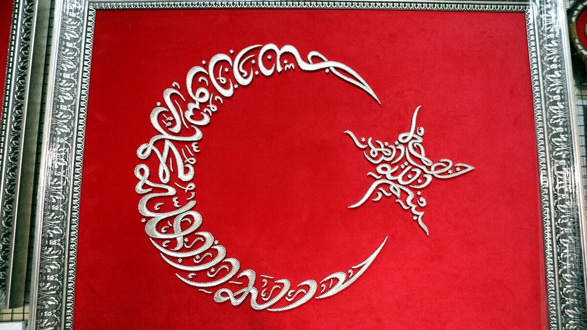 Müşterilerinin istediği figürleri tahtaya çivi ve tel ile işleyen Taş, isteğe özel tasarımları da hazırlayarak satışa sunduğunu söyledi.