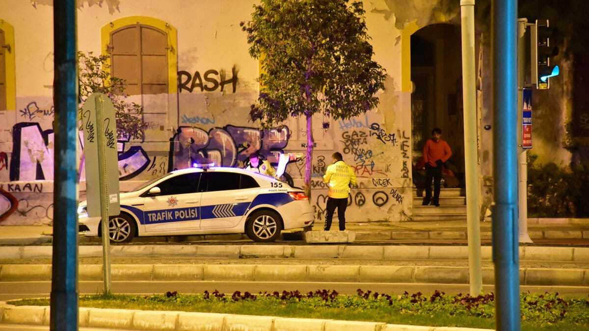 Evsiz vatandaşa polislerden yardım