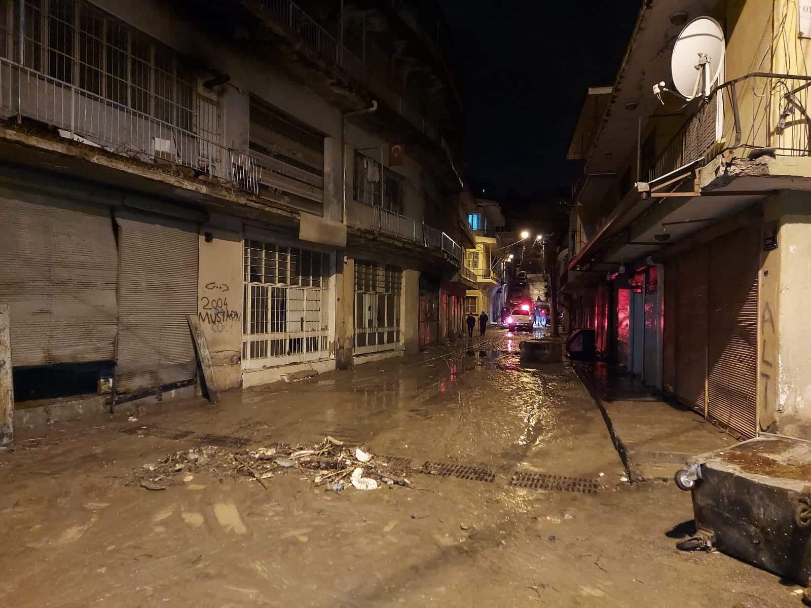 Dere taştı evler su içinde kaldı