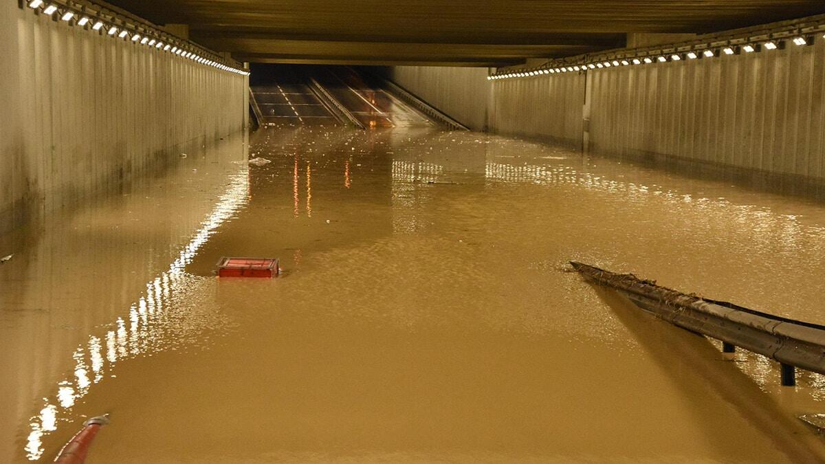 İzmir'de, sağanak nedeniyle Yeşildere semtinde bulunan, semte ismini de veren Yeşildere taştı evler su içinde kaldı.