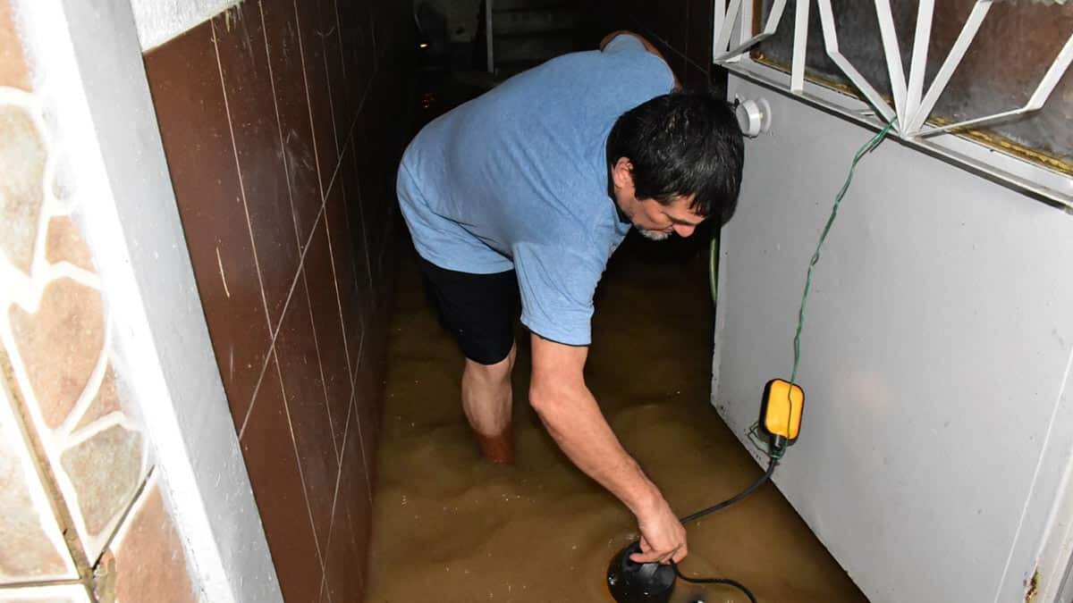 İzmir'de sağanak yağış hayatı olumsuz etkiledi