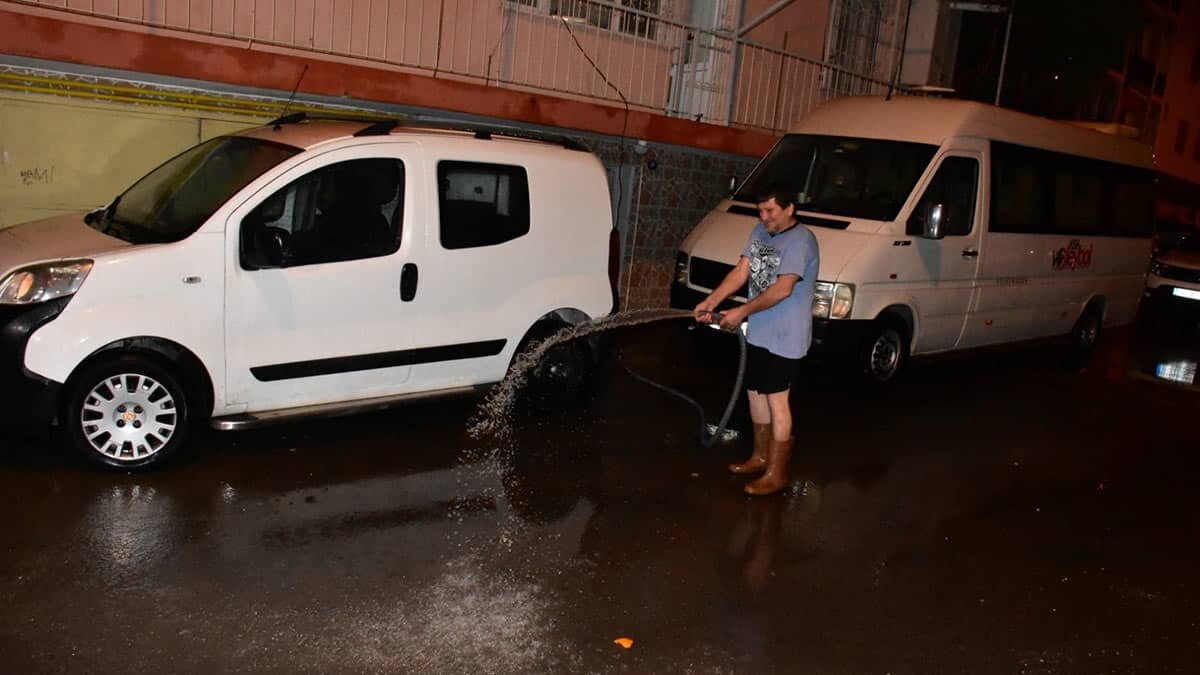 Meteoroloji Genel Müdürlüğü’nden yapılan gök gürültü ve sağanak yağış uyarısının ardından İzmir'de sağanak yağış hayatı olumsuz etkiledi.