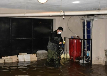 İzmir'de sağanak yağış hayatı olumsuz etkiledi