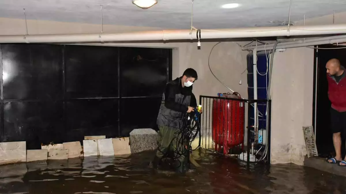 İzmir'de sağanak yağış hayatı olumsuz etkiledi