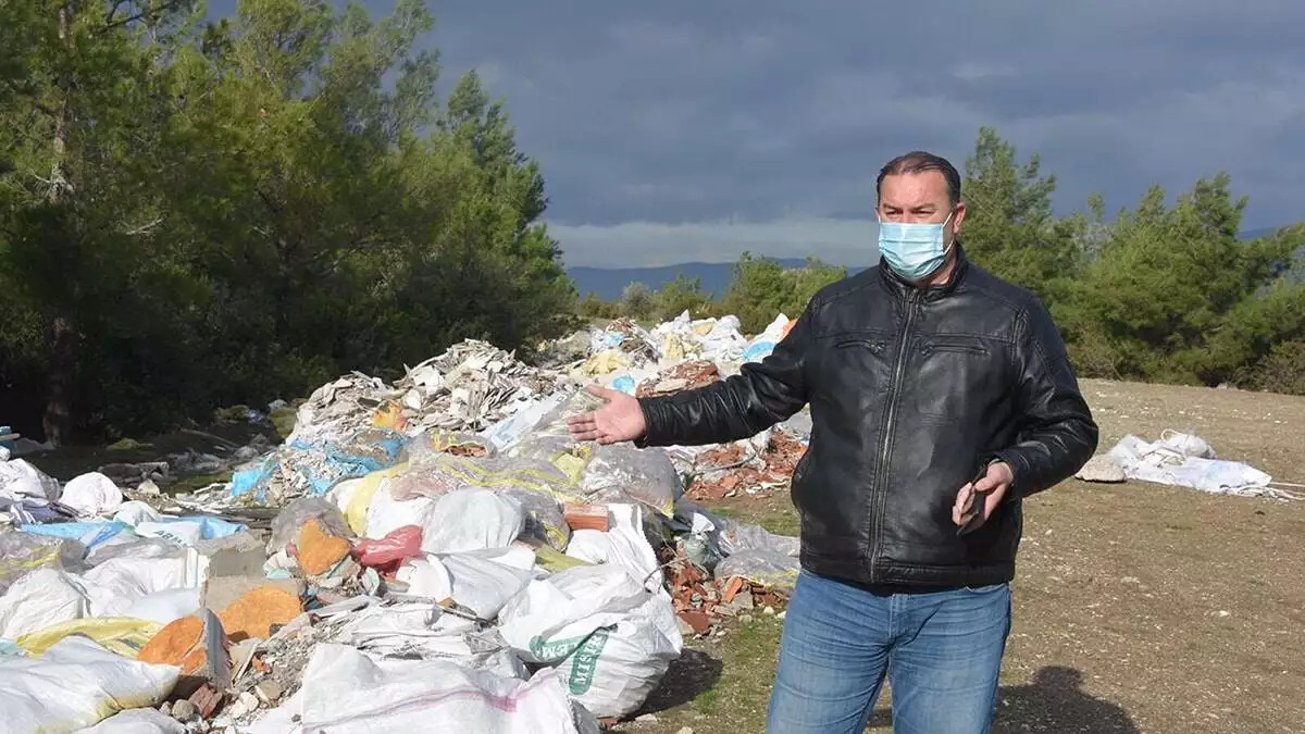 İzmir'in bornova ilçesindeki kaçak dökümler nedeniyle ormanlık alan moloz ve hafriyat alanına döndü.