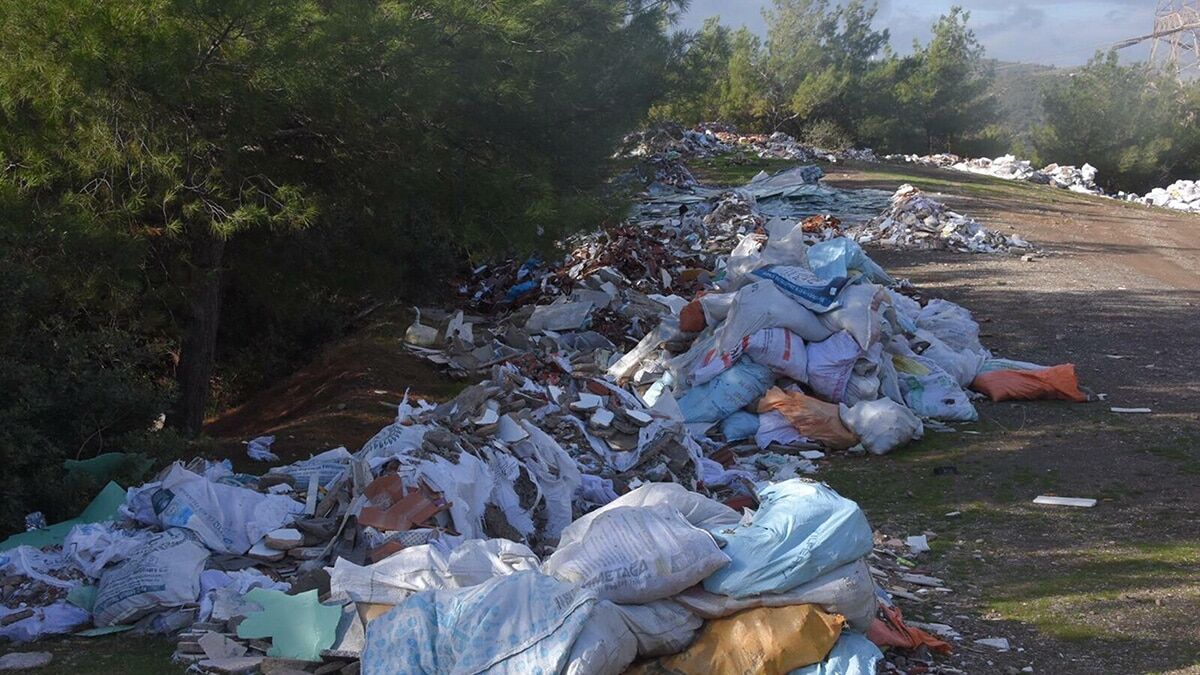 Ormanlık alan moloz ve hafriyat alanına döndü