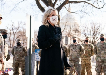 Jill Biden askerlere kurabiye getirdi