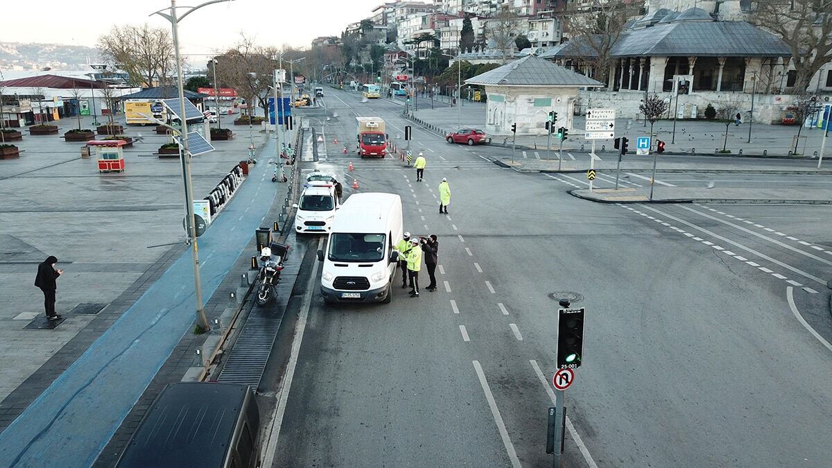 Boş kalan meydanlar ile polis ekiplerinin yaptığı denetimler havadan görüntülendi.