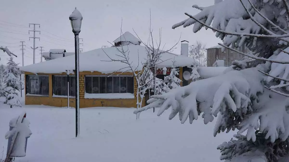 Eskişehir’de kent merkezi, sabah saatlerinde başlayan kar yağışının ardından beyaza büründü.