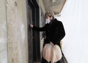 Belediye Başkanı Sayan ekmek dağıttı
