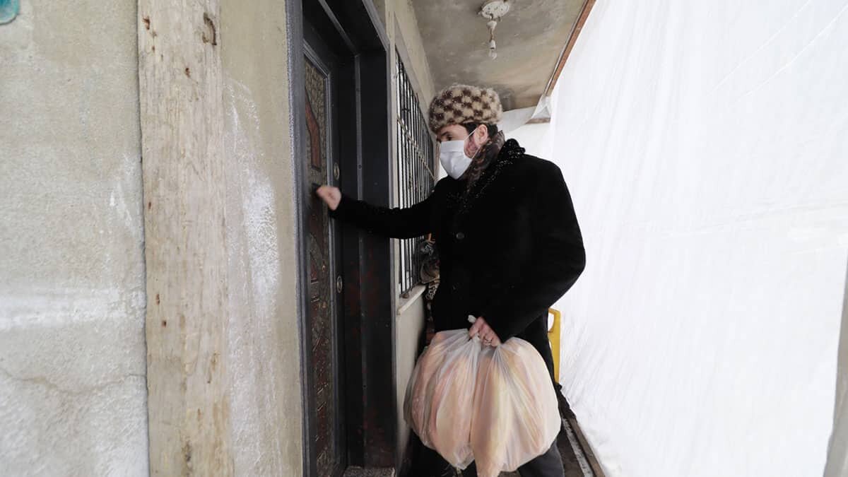 Belediye Başkanı Sayan ekmek dağıttı