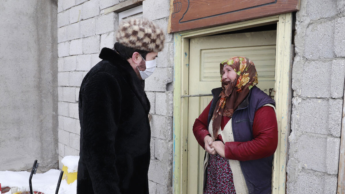 Belediye Başkanı Sayan ekmek dağıttı